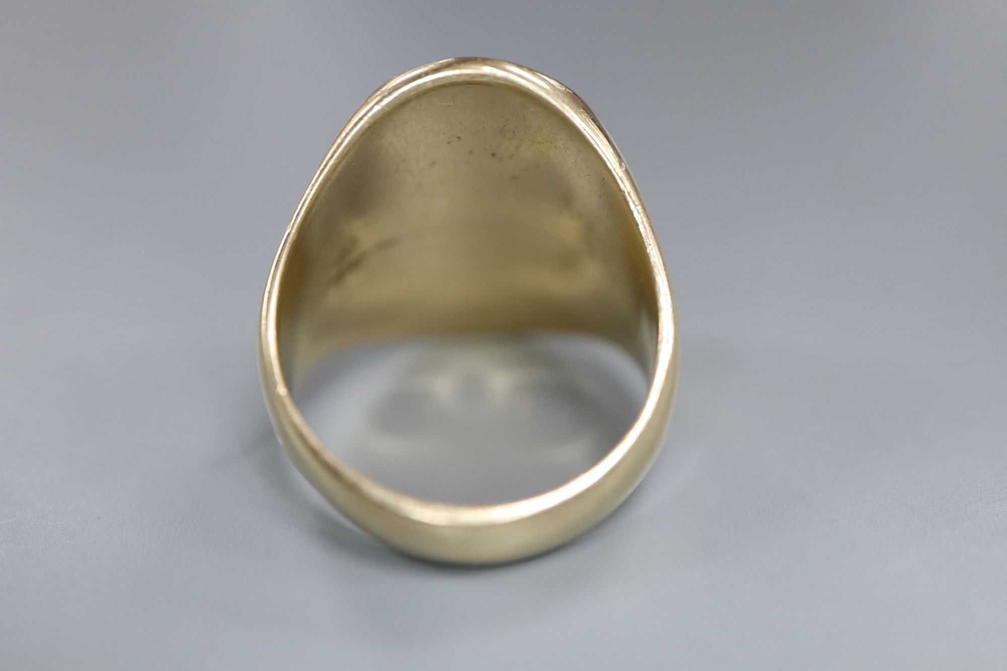 A 14kt yellow metal seal ring, engraved with ornate crest and the motto Carpe Diem, size R, 16.9 grams.